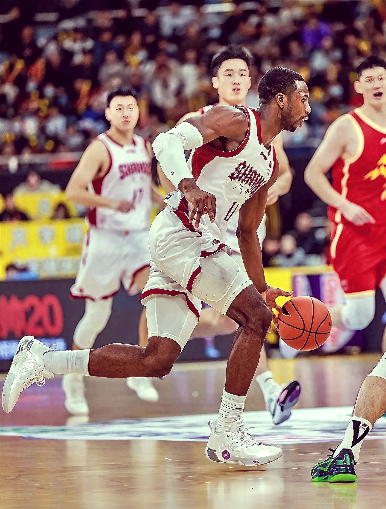 中欧体育即时比分-关于广东宏远发布备战花絮，今夜扳平良机，欧篮联任务艰巨，身体对抗强度拉满的信息